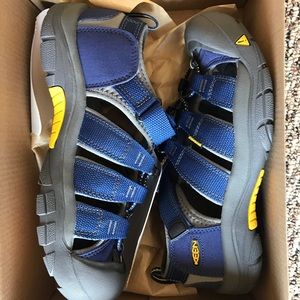 Brand new Keen sandals boys size 4-blue